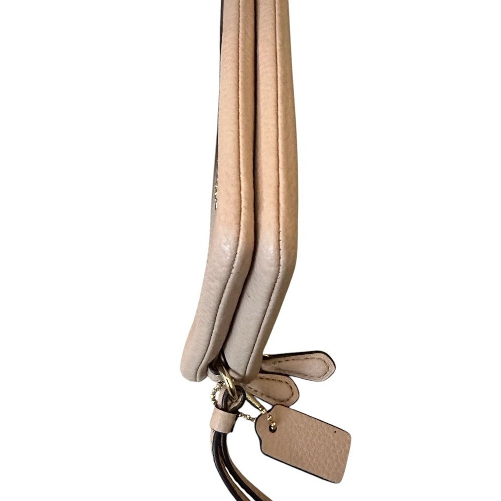 Luxurious Coach Beige Wristlet in Pebbled Leather With Gold Hardware - Picture 8 of 11